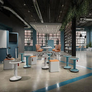 Moderne kantoorinrichting met Interstuhl UPis1 balanskrukken, vergadertafel en design kantoormeubilair.