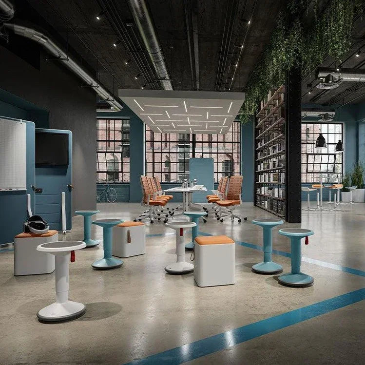 Moderne kantoorinrichting met Interstuhl UPis1 balanskrukken, vergadertafel en design kantoormeubilair.