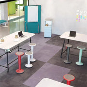 Moderne kantoorruimte met balanskrukken, stahulpen en vergadertafels, kantoormeubels online