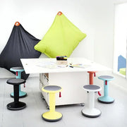 Moderne kantoorruimte met Interstuhl Upis1 balanskrukken rond witte tafel, kleurrijk design