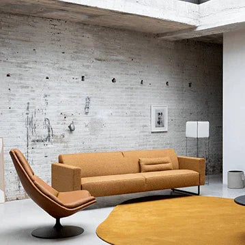 Design kantoormeubel: gele Artifort Mare bank en fauteuil in industriële kantoorruimte