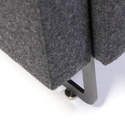 Detail van grijze Artifort Mare bankpoot op wit, modern design kantoormeubilair