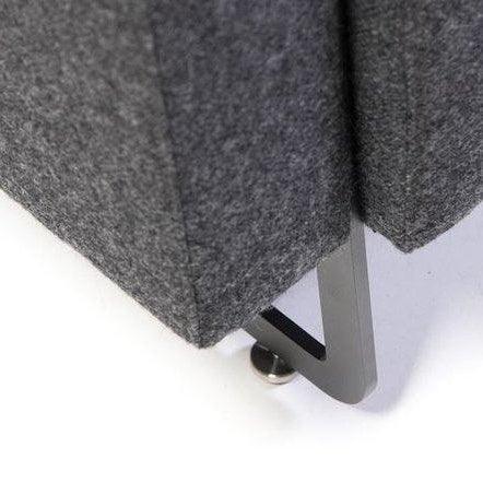 Detail van grijze Artifort Mare bankpoot op wit, modern design kantoormeubilair