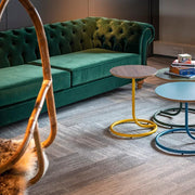 Groene chesterfield bank met design bijzettafels in moderne kantoorruimte, Kantoormeubels.online