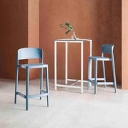 Moderne blauwe barkrukken en witte statafel voor kantoor, minimalistisch designmeubilair