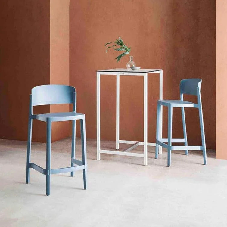 Moderne blauwe barkrukken en witte statafel voor kantoor, minimalistisch designmeubilair