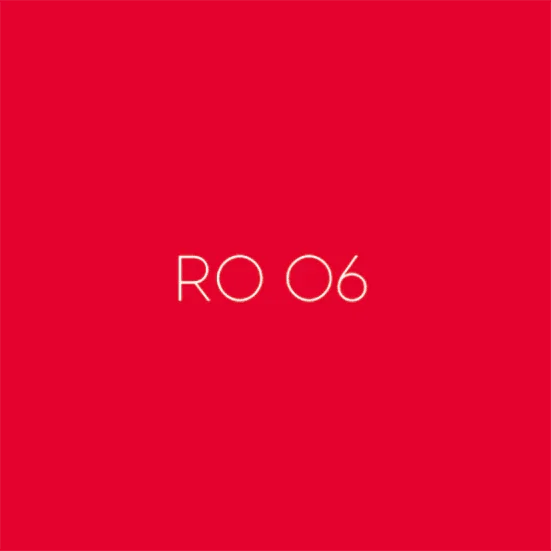 Rode achtergrond met witte tekst RO 06, minimalistisch ontwerp, kantoormeubilair thema