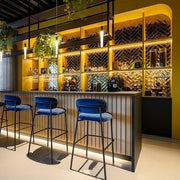 Design barkrukken Artifort Aloa aan moderne kantoorbar met gele en zwarte accenten