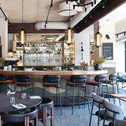 Design barkrukken Artifort Aloa bij ronde bar in modern restaurant