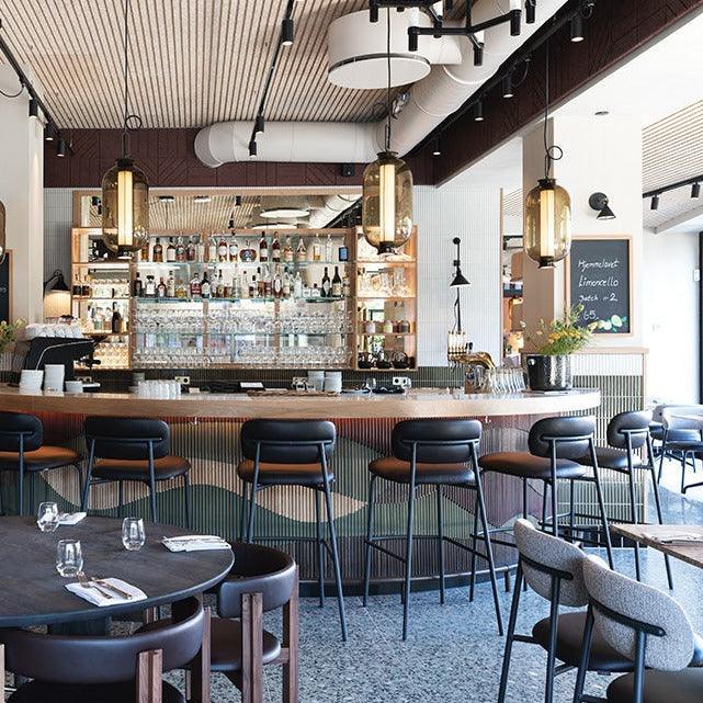 Design barkrukken Artifort Aloa bij ronde bar in modern restaurant