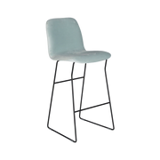 Lichtblauwe design barkruk met metalen onderstel, ideaal voor kantoor of thuiswerkplek.