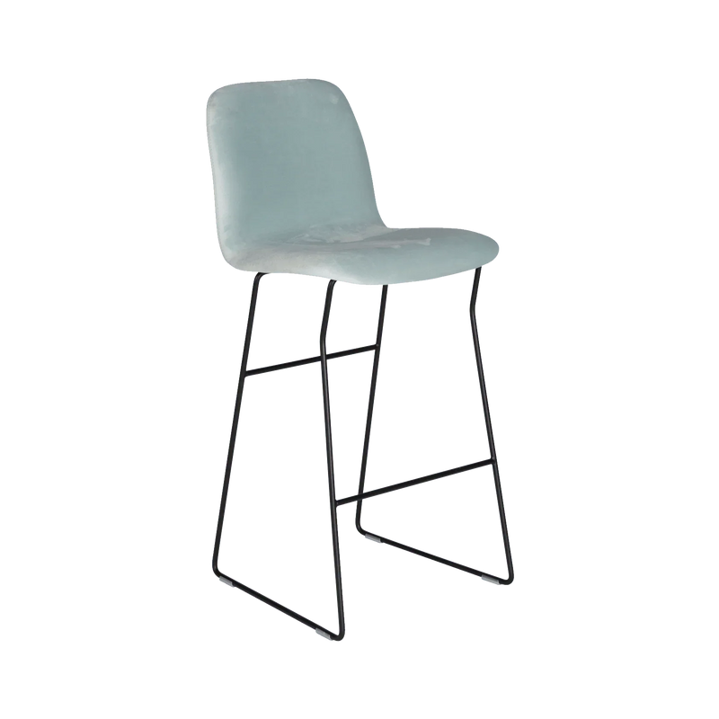 Lichtblauwe design barkruk met metalen onderstel, ideaal voor kantoor of thuiswerkplek.