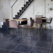 Design barkrukken en counterkrukken met houten tafel in industriële kantoorruimte