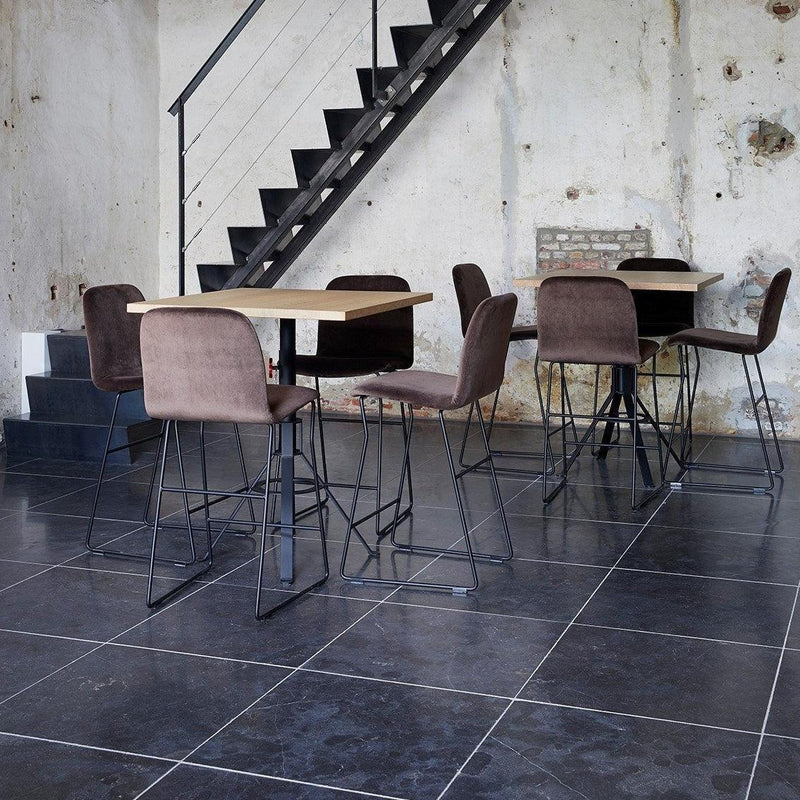 Design barkrukken en counterkrukken met houten tafel in industriële kantoorruimte
