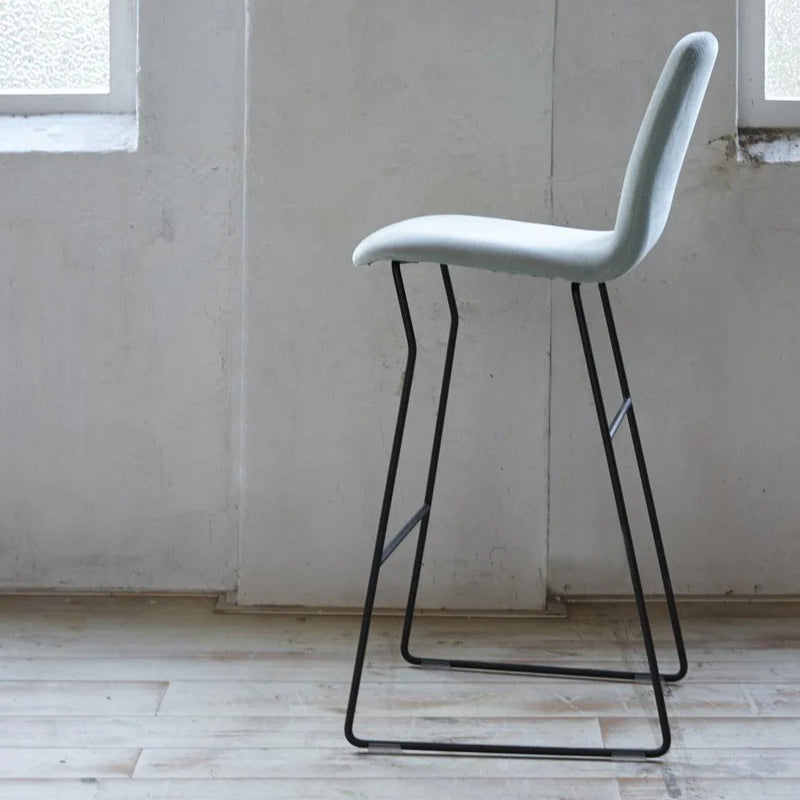 Design barkruk Quin met stoffen zitting en metalen onderstel, kantoormeubilair