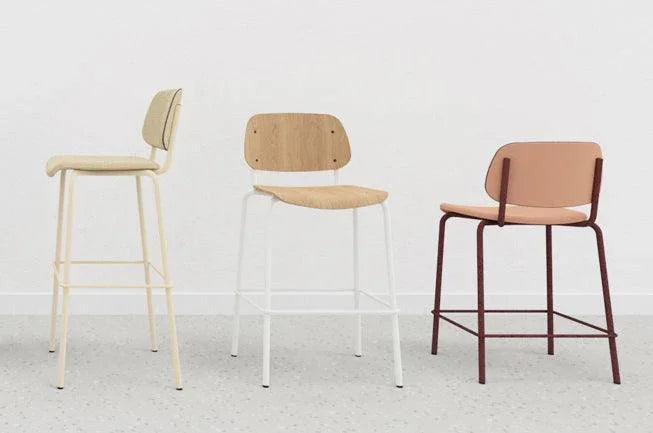 Drie moderne barkrukken in neutrale kleuren voor kantoor of werkplek, design kantoormeubilair