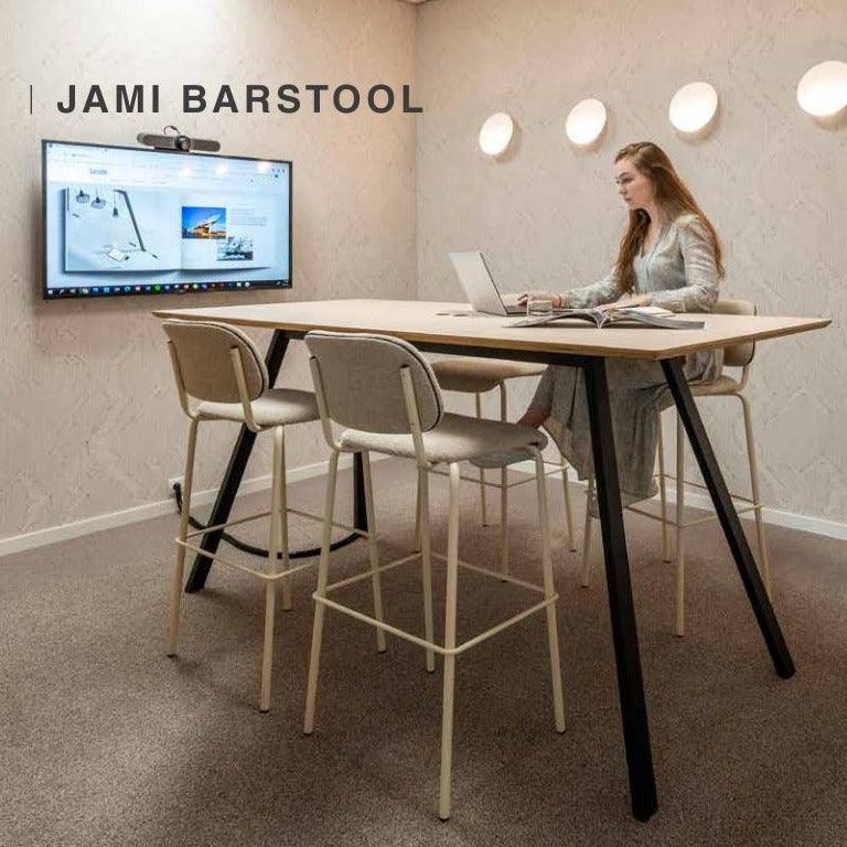 Design barkruk Jami in moderne kantoorruimte met hoge tafel en vrouw aan het werk