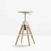 Design barkruk Pedrali Arki met gaslift en houten poten, moderne kantoorinrichting