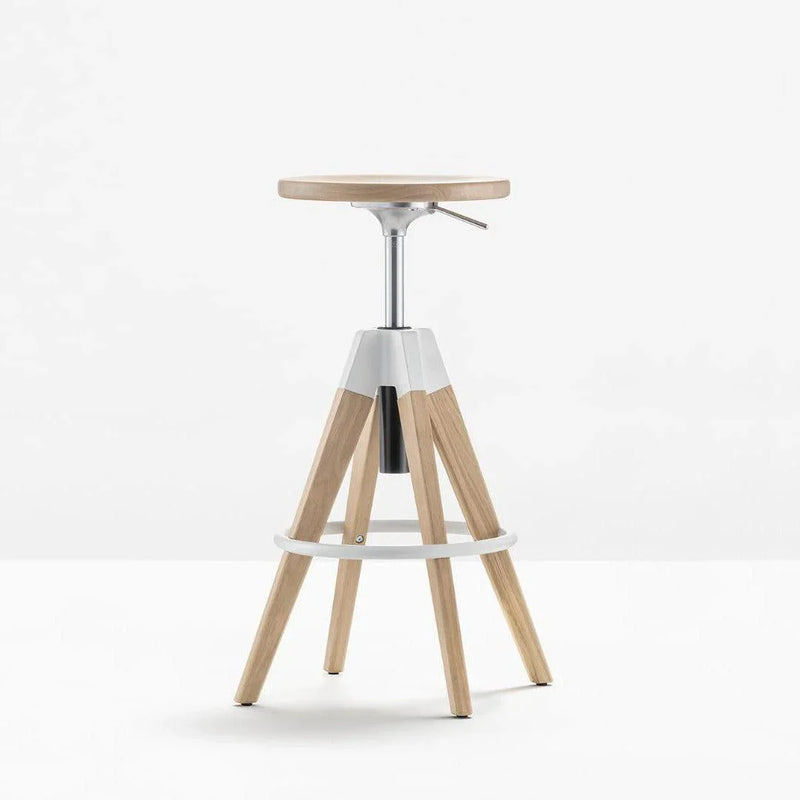 Design barkruk Pedrali Arki met gaslift en houten poten, moderne kantoorinrichting