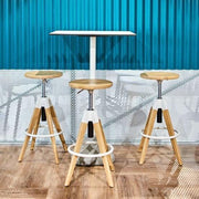 Design barkrukken met houten poten en gaslift bij hoge tafel, moderne kantoorinrichting