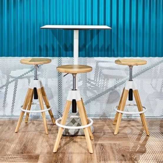 Design barkrukken met houten poten en gaslift bij hoge tafel, moderne kantoorinrichting