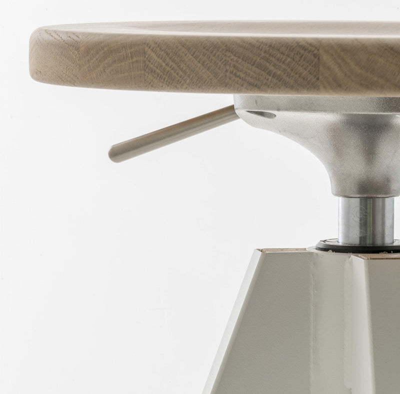 Detail van een Pedrali Arki barkruk met gaslift, houten zitting, modern kantoormeubilair