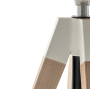 Detail van houten en witte metalen poten van een design barkruk, modern kantoormeubilair