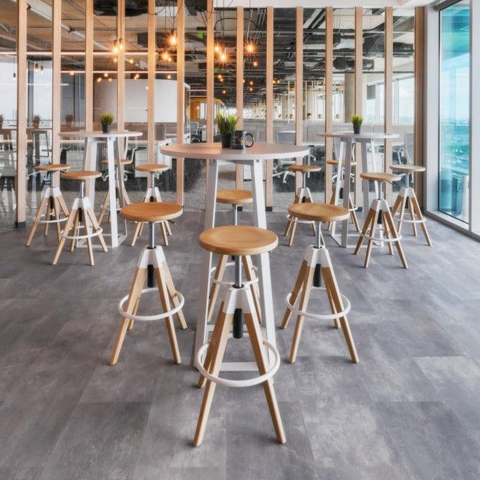 Design barkrukken en ronde hoge tafels in een moderne kantoorruimte bij KANTOORMEUBELS.ONLINE