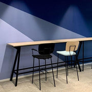 Moderne Bridge bartafel tegen blauwe wand, met twee hoge Forza stoelen in kantoorruimte, design kantoormeubilair
