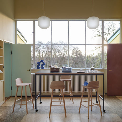 Nerd barkrukken bij een hoge tafel op wielen, Muuto