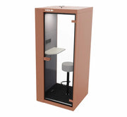 Akoestische belcel in beige-rood met glazen deur en werkblad, kantoormeubilair oplossing