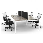 Bench werkplek met vier bureaustoelen, scheidingswanden en laptop in modern kantoor