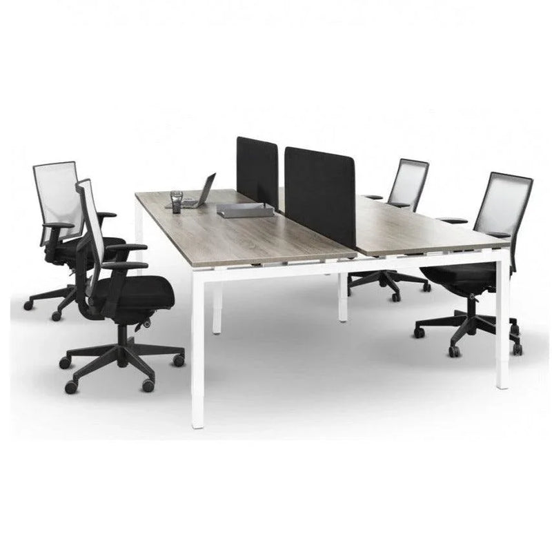 Bench werkplek met vier bureaustoelen, scheidingswanden en laptop in modern kantoor