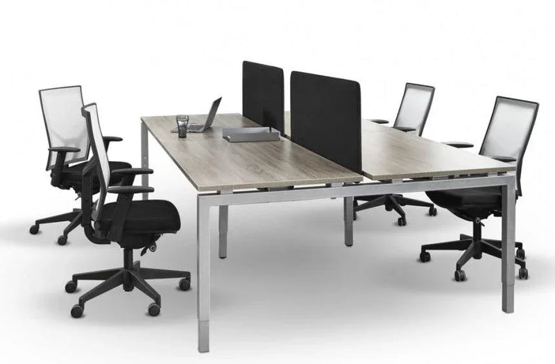Modern bureau-opstelling met vier bureaustoelen en houten benchtafel met scheidingspanelen