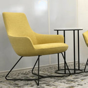 Ronde bijzettafel met zwart metalen frame, moderne loungefauteuil, kantoorinrichting