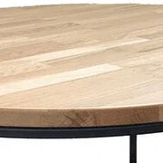 Vierkante bijzettafel met houten blad en zwart metalen frame, modern kantoormeubilair.