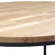 Vierkante bijzettafel met houten blad en zwart metalen frame, modern kantoormeubilair.