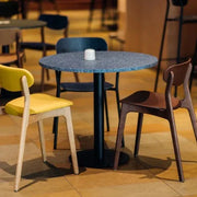 Ronde bistrotafel met drie moderne stoelen, ideaal voor kantoor of vergaderruimte.