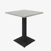 Vierkante bistrotafel PlanQ met betonlook blad en zwarte metalen poot, geschikt voor kantoorinrichting.