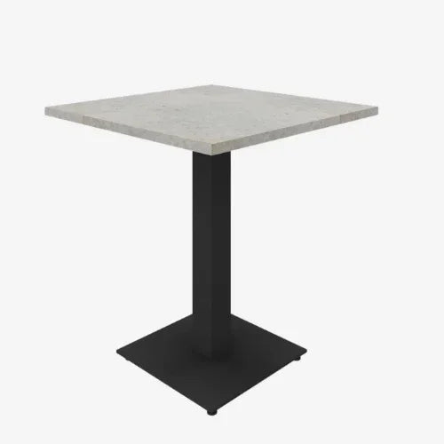 Vierkante bistrotafel PlanQ met betonlook blad en zwarte metalen poot, geschikt voor kantoorinrichting.