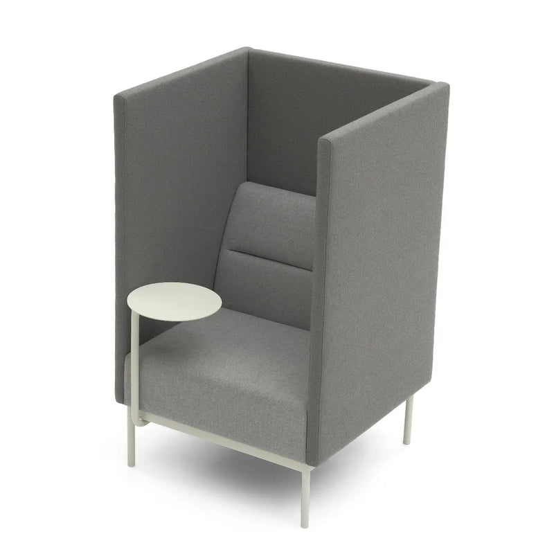 Grijze akoestische lounge fauteuil met hoge rug en zijwanden, inclusief wit bijzettafeltje, modern kantoormeubilair.