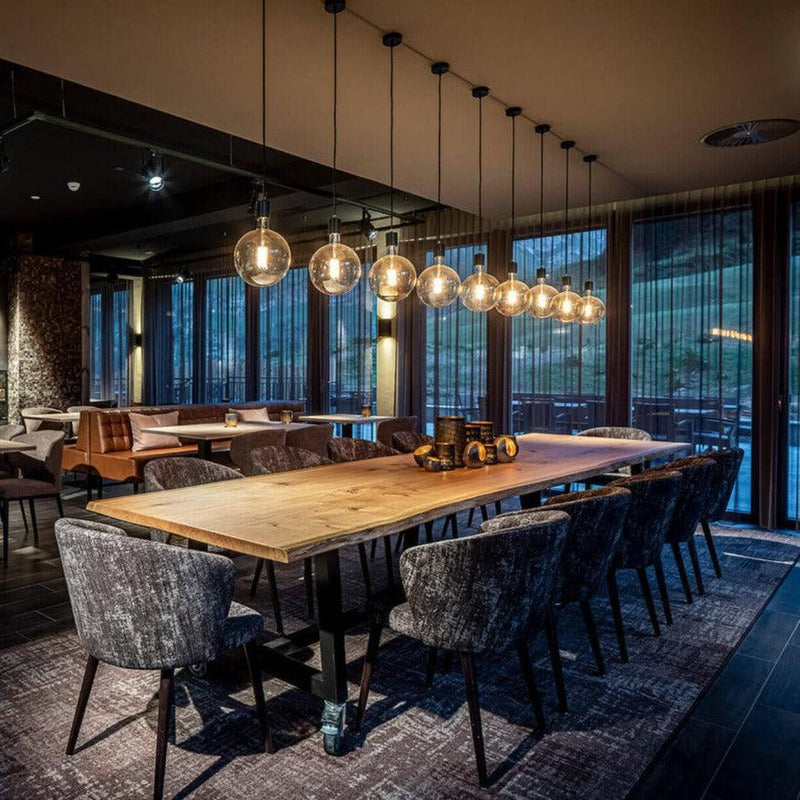 Boomstamtafel op wielen met design stoelen en moderne verlichting in luxe vergaderruimte kantoormeubels