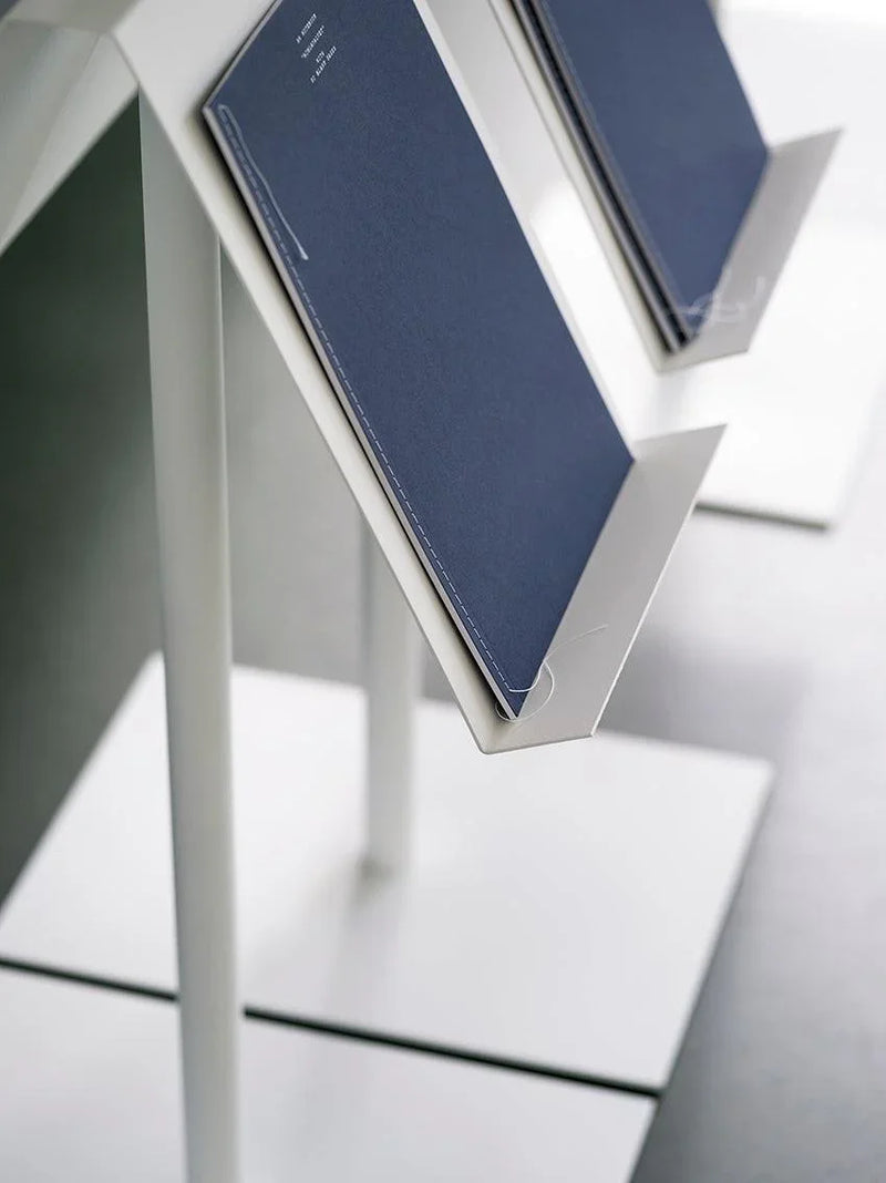 Moderne brochure standaard voor kantoor, wit met blauwe mappen, kantoormeubilair