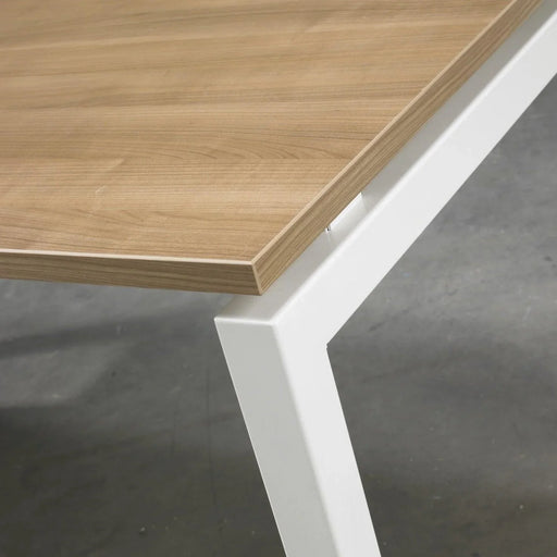 Modern bureau met houten blad en wit metalen frame, kantoormeubilair design