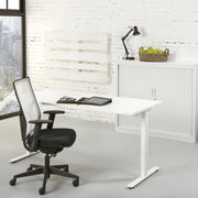 Modern wit bureau met T-poot, ergonomische bureaustoel en kast in lichte kantoorruimte