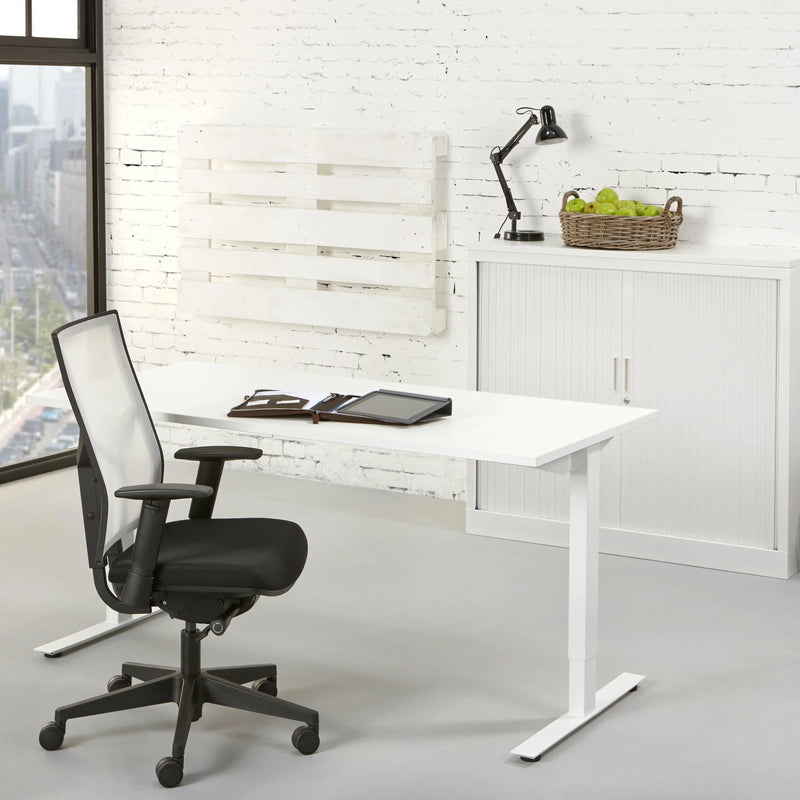 Modern wit bureau met T-poot, ergonomische bureaustoel en kast in lichte kantoorruimte