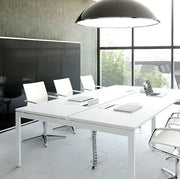 Modern bureaueiland met witte bureaus en design stoelen in lichte kantoorruimte