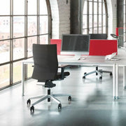 Moderne bureaustoel Interstuhl bij design kantoorwerkplek met grote ramen en computers