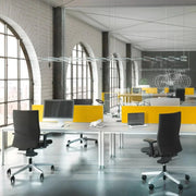 Moderne open kantoorruimte met Interstuhl bureaustoelen, gele wanden en design kantoormeubilair