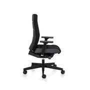 Zwarte Interstuhl bureaustoel met hoge rugleuning en armleuningen, ergonomisch kantoormeubilair